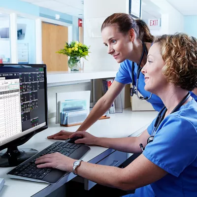 Équipe soignante en EMS utilisant un logiciel de documentation médicale